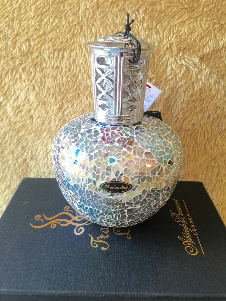 AshleighBurwoodのフレグランスランプとオイル